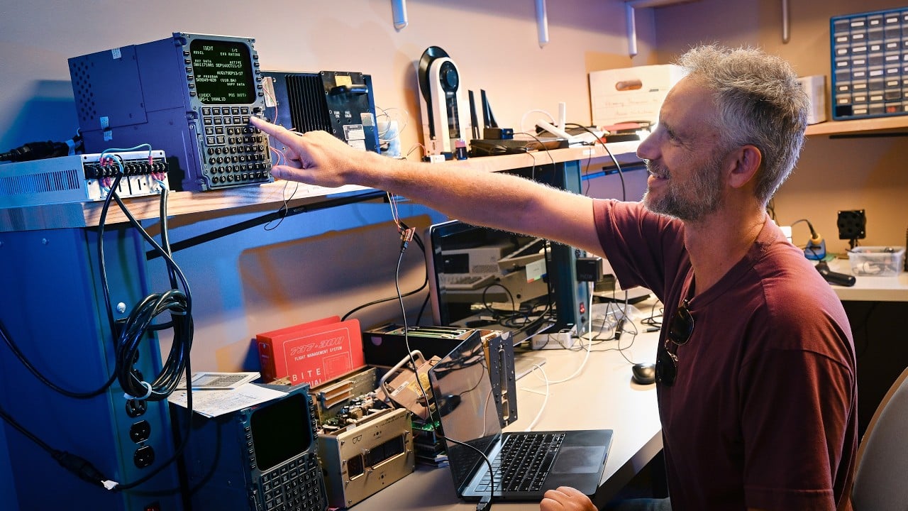 Researchers use a physical device to take over electronics in a Boeing 737
