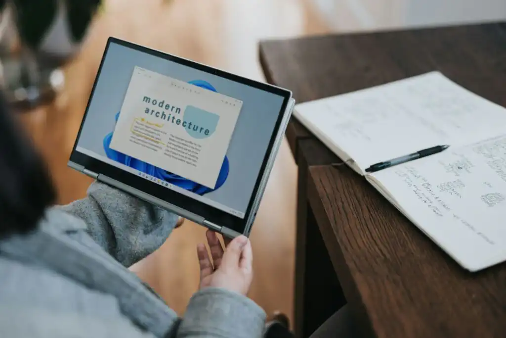 Windows 11 dnes funguje na obrovskom spektre rôznych zariadení. (foto: Windows @unsplash.com)