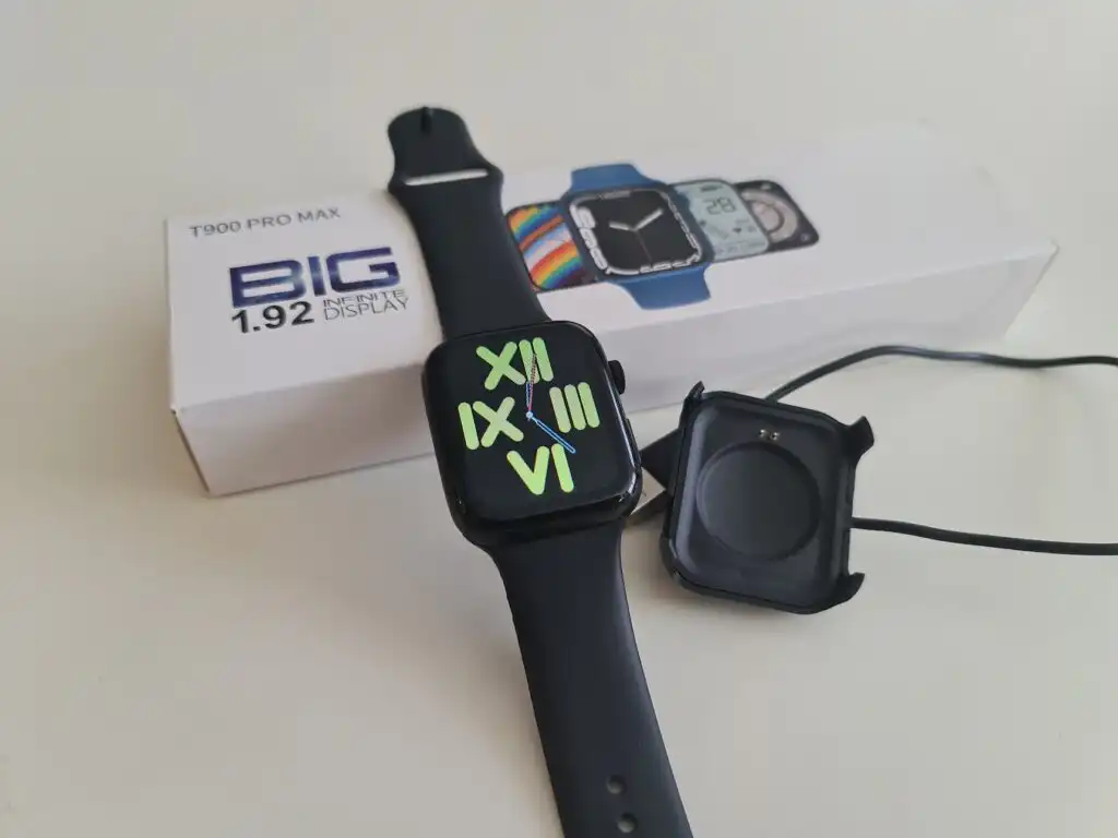 Atypický nabíjací konektor bol súčasťou balenia v krabici