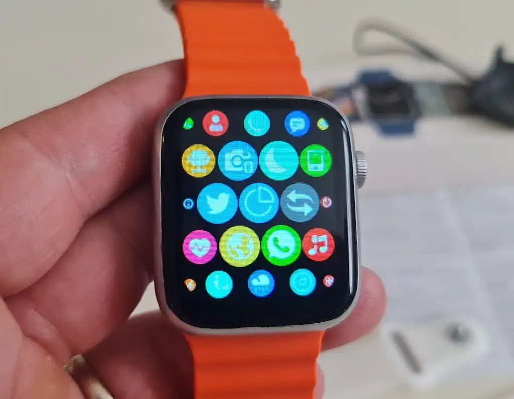Ikony WhatsApp či správ sú iba odkazom na jednu a tú istú aplikáciu združujúcu notifikácie z mobilu, ktoré častokrát vôbec nefungujú.