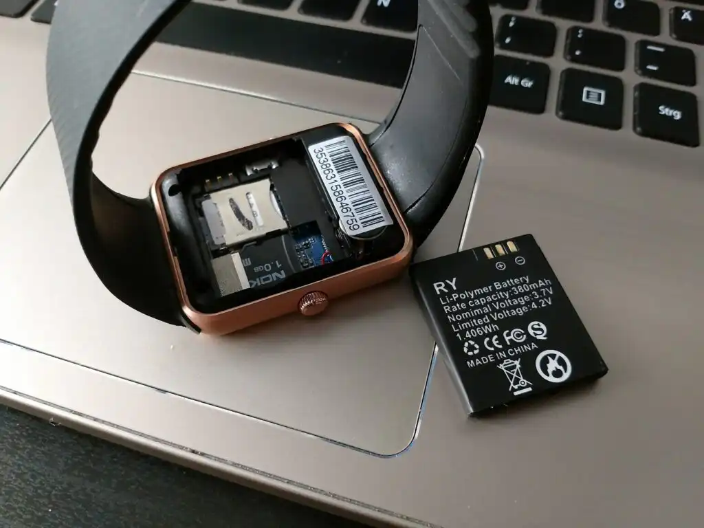 Hodinky s vyberateľnou batériou, pod ktorou je slot na SIM kartu