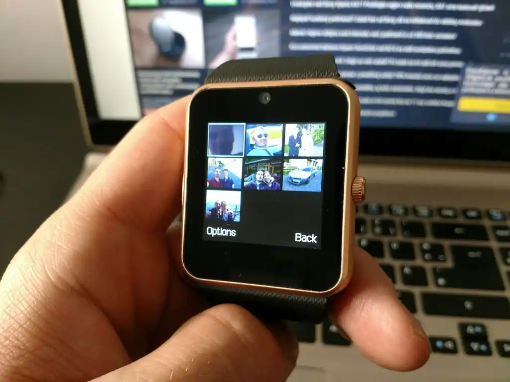 Druhé lacné hodinky, ktoré sme si objednali, obsahovali aj jednoduchý prehliadač fotiek. Kamera nad displejom zhotovuje fotky v mimoriadne nízkom rozlíšení nevalnej kvality.
