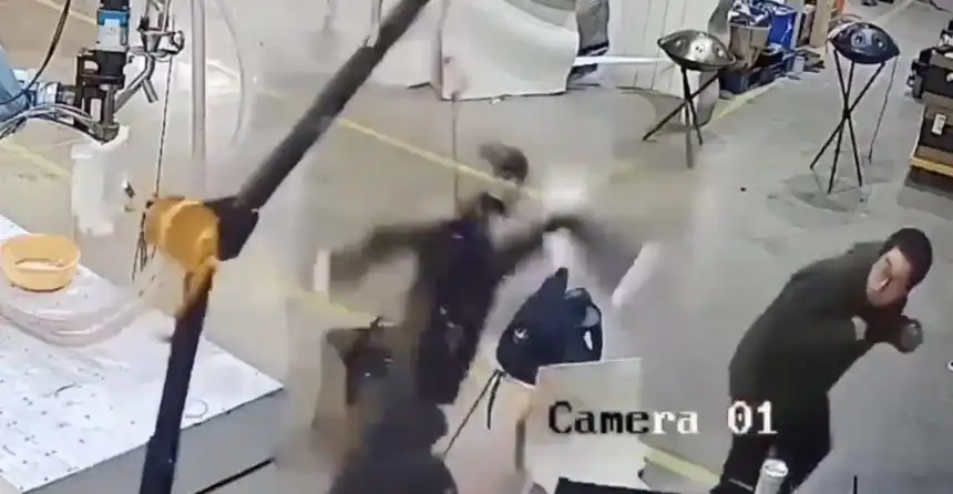 humanoidny robot utok