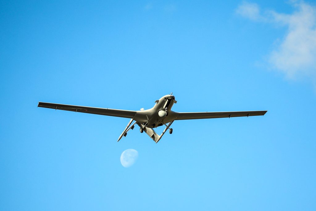 Armádny dron Bayraktar tureckej výroby, ktorý sa osvedčil predovšetkým v prvotných fázach vojny na Ukrajine.