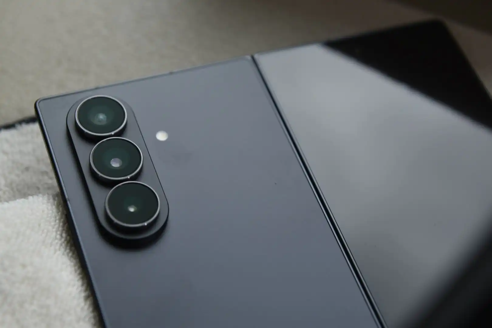 Zadný trojitý fotoaparát Samsung Galaxy Z Fold7.