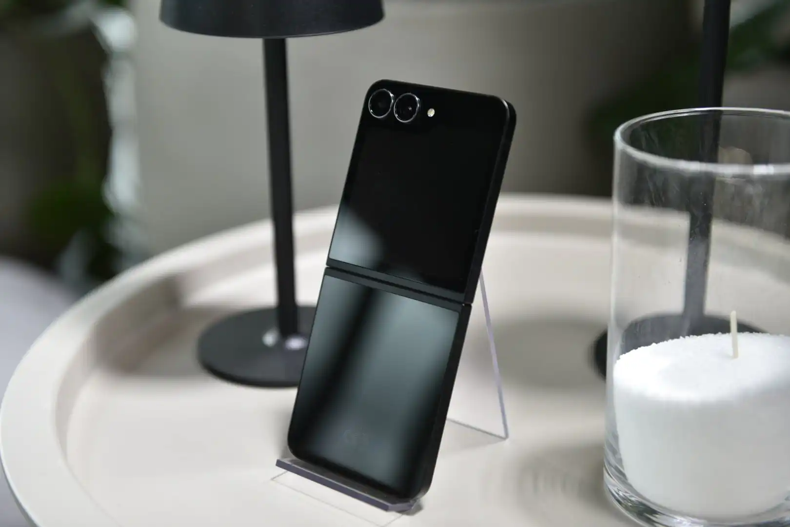 Samsung Galaxy Z Flip7 rozložený, zadná strana.