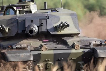 Tank Challenger 3 počas testovania.