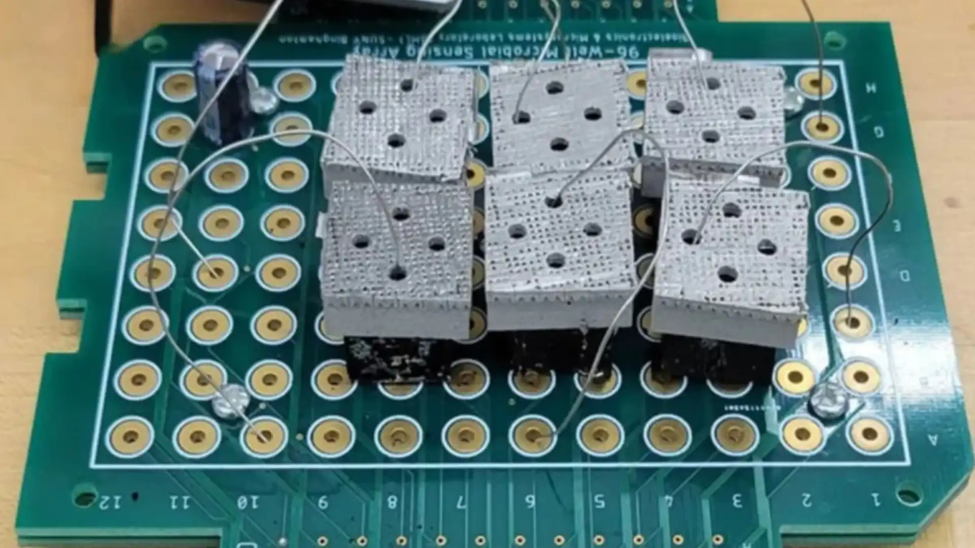 Prototyp batérie využívajúcej biologické procesy.