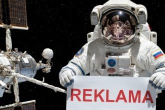 Astronaut s nápisom reklama vo vesmíre.