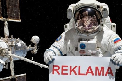 Astronaut s nápisom reklama vo vesmíre.