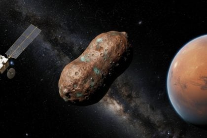 Ilustrácia preletu asteroidu okolo Marsu a jeho pozorovania vesmírnou sondou.