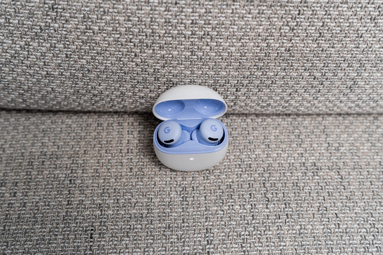 Google Pixel Buds 2a v nabíjacom puzdre