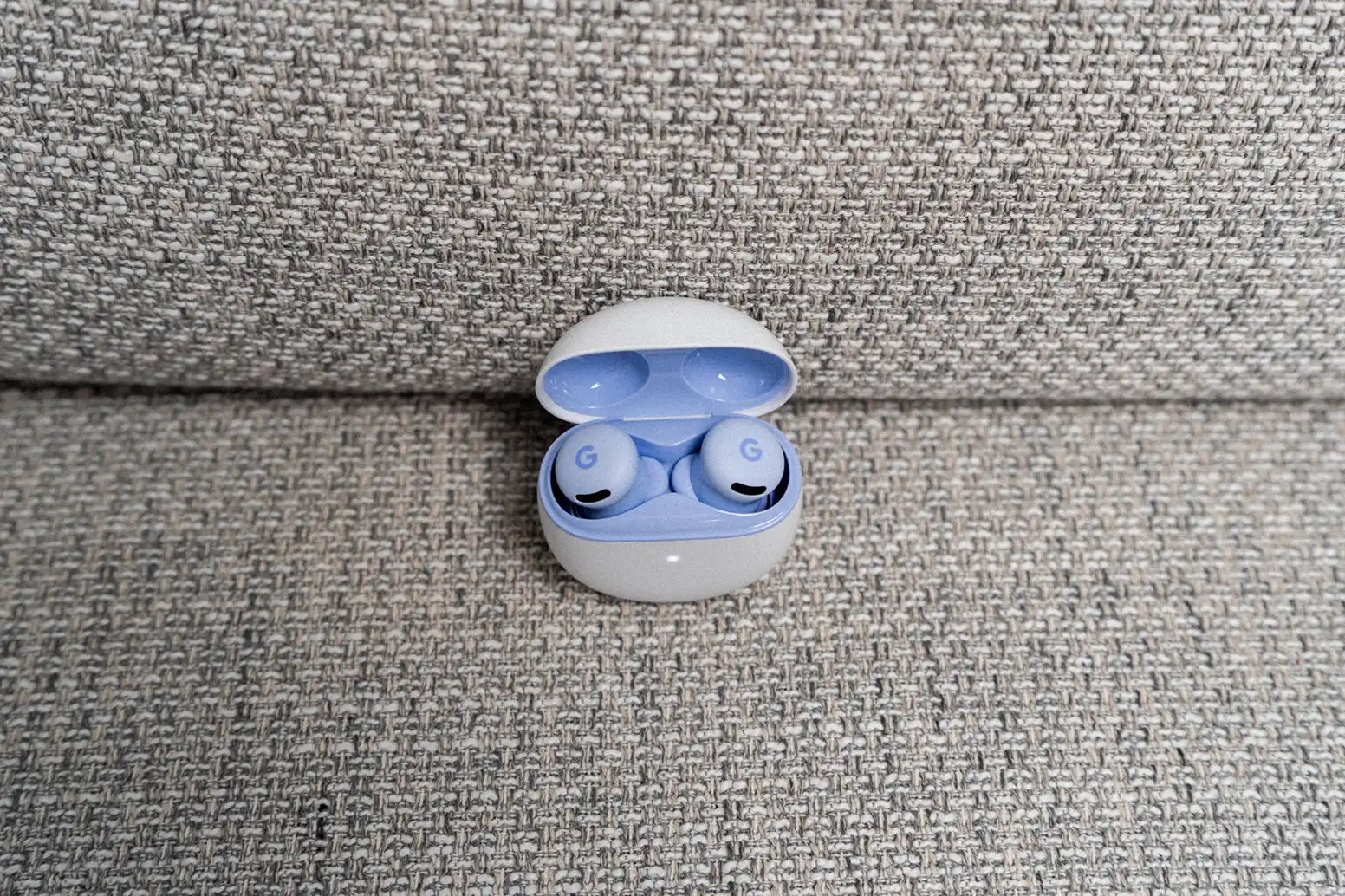 Google Pixel Buds 2a v nabíjacom puzdre