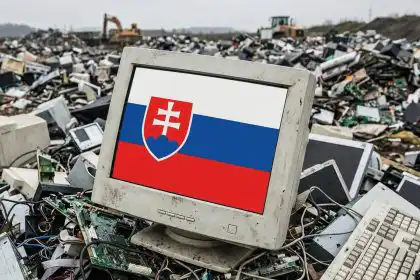 Displej počítača na smetisko so slovenskou vlajkou